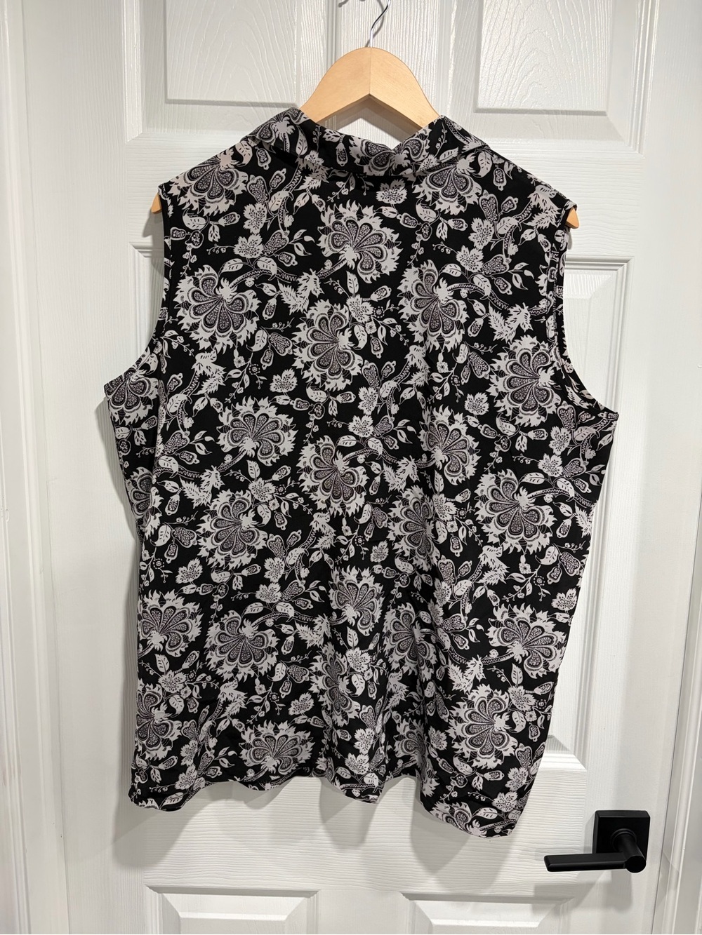 2/$25 Studio Femme Black & White Sleeveless Floral Button Front Top - Picture 4 of 7